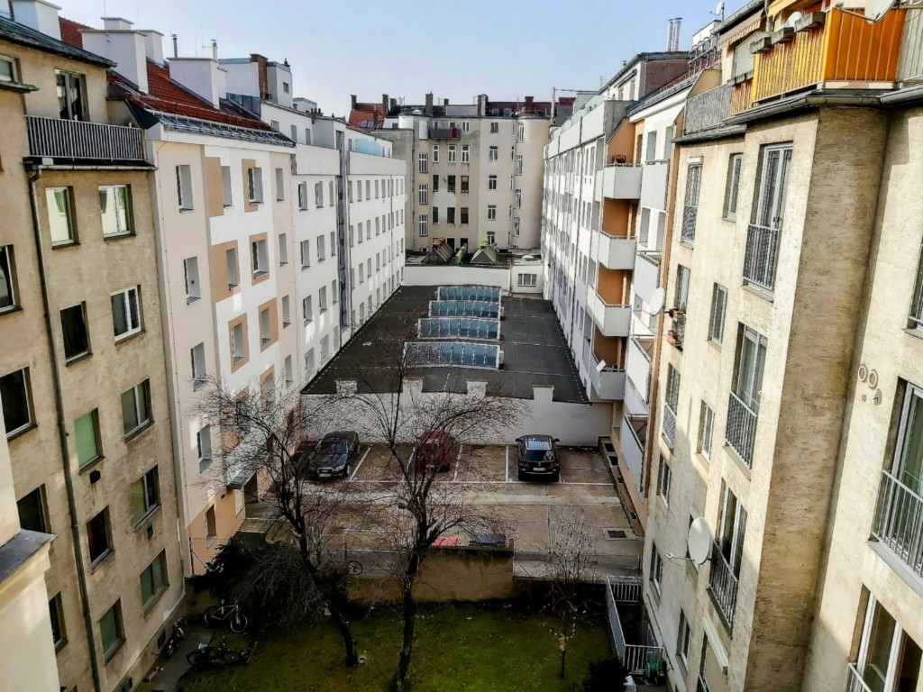 Schmaler Innenhof mit hohen Häusern