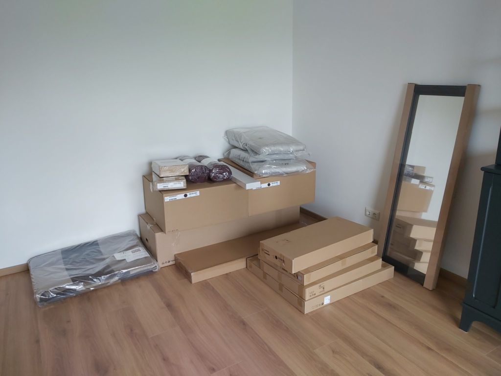 Ikea Kisten in leerem Zimmer